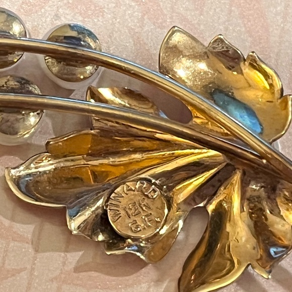 1940s Winard 12 Kt Gold Filled Flower Brooch white to grey translucent q… - Picture 3 of 8